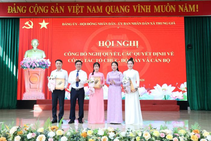 Lãnh đạo Đảng ủy xã trao quyết định công tác cán bộ Phòng Văn hóa - Xã hội. Ảnh: Hương Ly
