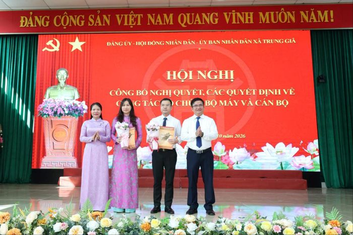 Trao quyết định về công tác cán bộ Phòng Kinh tế xã Trung Giã. Ảnh: Hương Ly