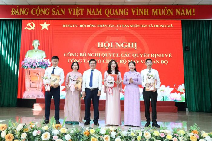 Trao quyết định công tác cán bộ Phòng Hạ tầng - Nông nghiệp và Môi trường. Ảnh: Hương Ly
