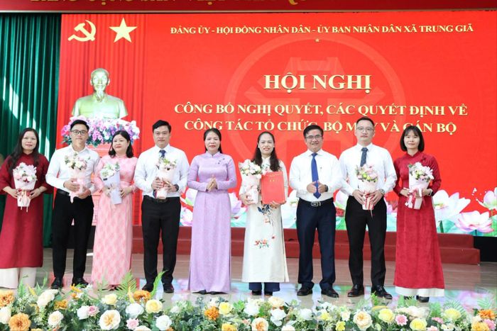 Trao quyết định nâng cấp Chi bộ Trạm Y tế thành Đảng bộ Trạm Y tế trực thuộc Đảng bộ xã Trung Giã. Ảnh: Hương Ly