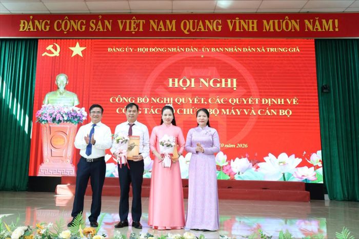 Trao quyết định về công tác cán bộ Phòng Nội vụ - Tư pháp xã Trung Giã. Ảnh: Hương Ly