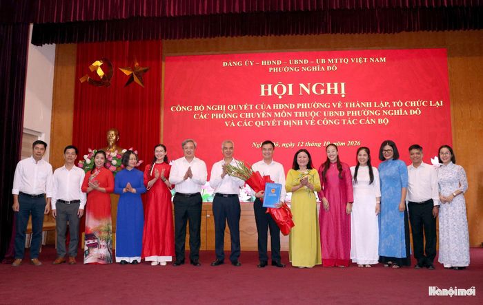 Lãnh đạo phường Nghĩa Đô trao quyết định thành lập Phòng Nội vụ - Tư pháp. Ảnh: MT