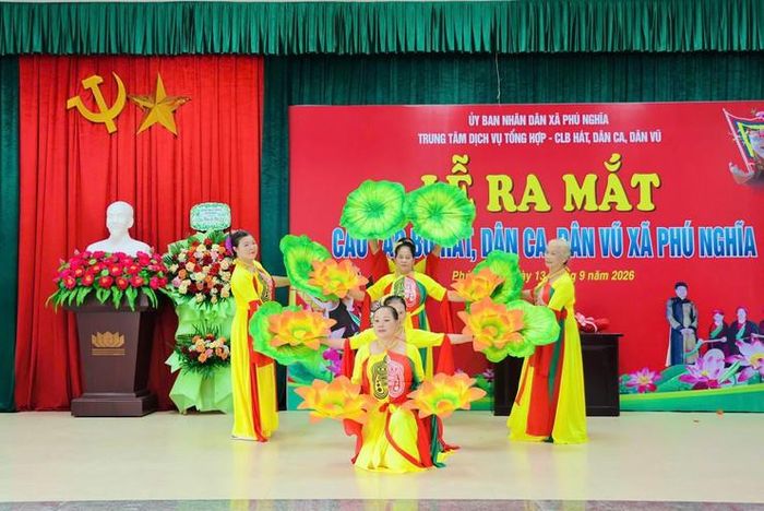 Lễ ra mắt Câu lạc bộ Hát dân ca, dân vũ xã Phú Nghĩa. Ảnh: Hoài Lưu