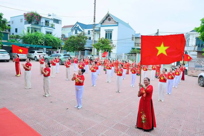 Một tiết mục văn nghệ của Câu lạc bộ Hát dân ca, dân vũ xã Phú Nghĩa. Ảnh: Hoài Lưu
