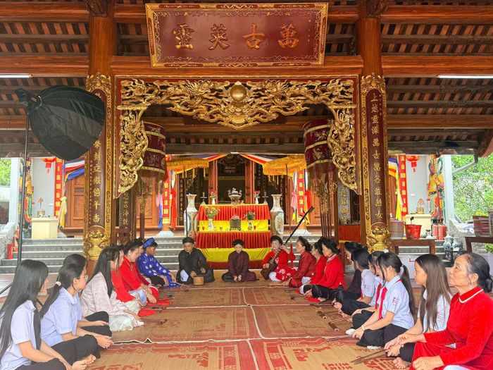 Biểu diễn hát ca trù tại xã Đan Phượng. Ảnh: Ngân Nguyễn
