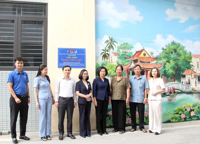 Chủ tịch Ủy ban Mặt trận Tổ quốc Việt Nam thành phố Hà Nội Bùi Huyền Mai tham quan thực tế mô hình “Tranh bích họa tại thôn Đoài Khê” do Đoàn Thanh niên xã Đan Phượng thực hiện. Ảnh: Ngân Nguyễn