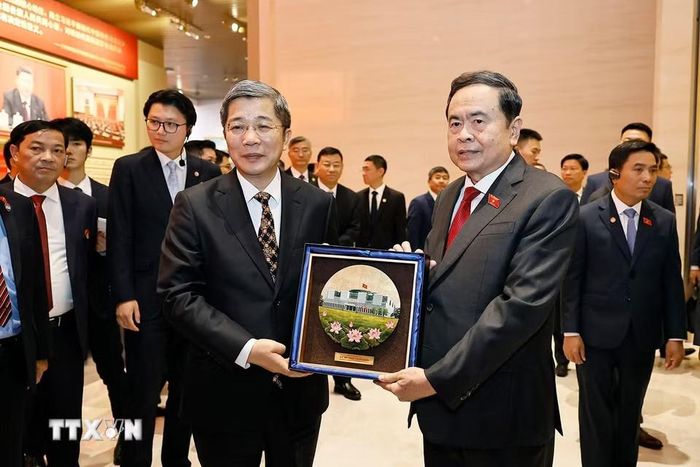 Chủ tịch Quốc hội Trần Thanh Mẫn trao quà lưu niệm tặng Bảo tàng Lịch sử Đảng Cộng sản Trung Quốc. Ảnh: Doãn Tấn/TTXVN