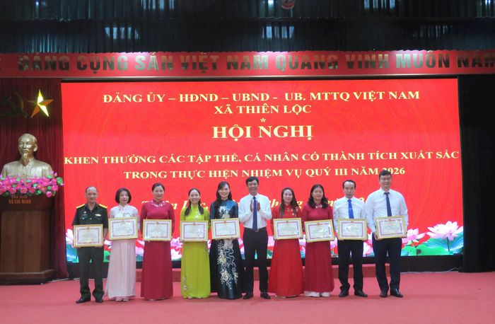 Khen thưởng các tập thể có thành tích xuất sắc trong đợt thi đua cao điểm quý III-2026. Ảnh: PV