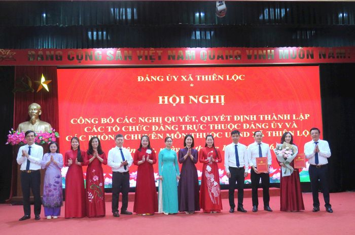 Trao Quyết định thành lập phòng Văn hóa - Xã hội xã Thiên Lộc. Ảnh: PV
