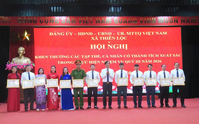 Khen thưởng các cá nhân có thành tích xuất sắc trong đợt thi đua cao điểm quý III-2026. Ảnh: PV