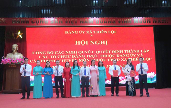 Trao Quyết định thành lập Phòng Nội vụ - Tư pháp xã Thiên Lộc. Ảnh: PV