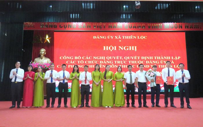 Trao quyết định thành lập Văn phòng HĐND và UBND xã Thiên Lộc. Ảnh: PV