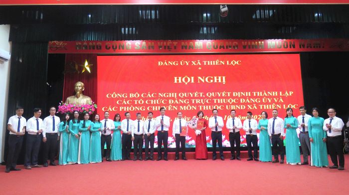 Trao Quyết định thành lập Phòng Hạ tầng, Nông nghiệp và Môi trường xã Thiên Lộc. Ảnh: PV