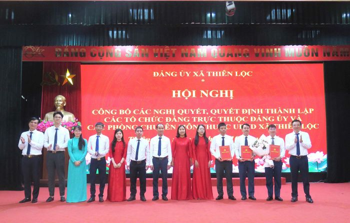 Trao Quyết định thành lập phòng Kinh tế xã Thiên Lộc. Ảnh: PV