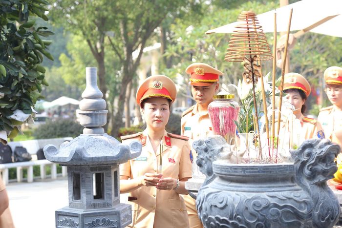 Tự hào và biết ơn những thế hệ đi trước. Ảnh: Trọng Phú