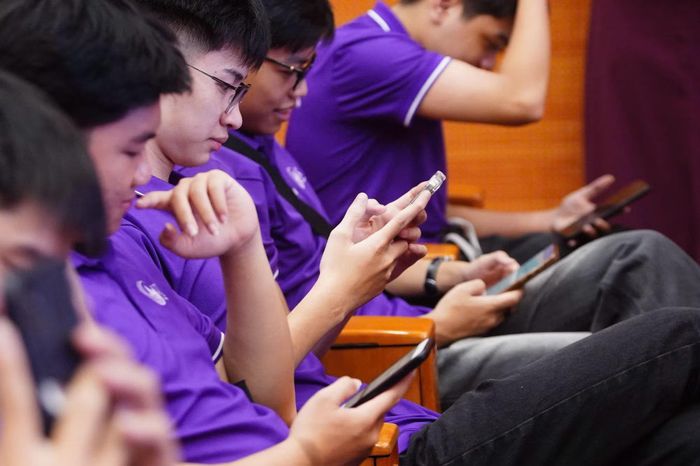 Sinh viên trải nghiệm với những câu hỏi về thanh toán thẻ an toàn. Ảnh: BTC
