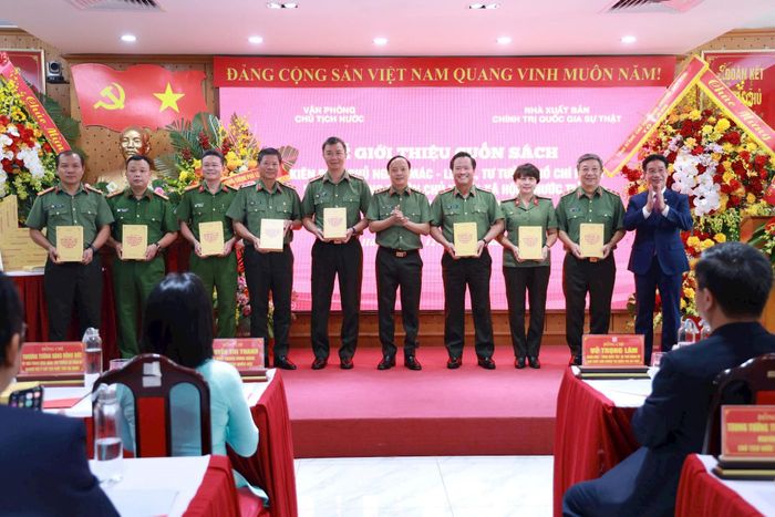 Ban tổ chức trao tặng sách cho đại diện các ban, bộ, ngành trung ương và các đại biểu. Ảnh: Kim Sơn