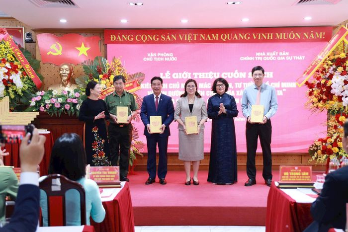 Trao tặng sách cho đại diện các ban, bộ, ngành trung ương và các đại biểu. Ảnh: Kim Sơn