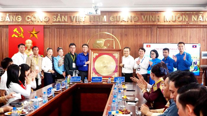 Lãnh đạo phường Việt Hưng tặng quà lưu niệm tới đoàn cán bộ phụ trách thiếu nhi thành phố Viêng Chăn (Lào). Ảnh: B.Duy