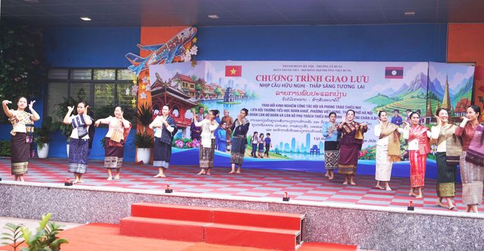 Tiết mục văn nghệ do đoàn cán bộ phụ trách thiếu nhi thành phố Viêng Chăn (Lào) biểu diễn. Ảnh: B.Duy