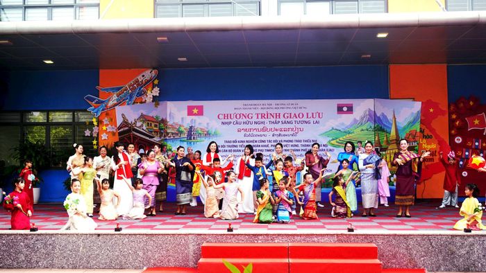 Giao lưu văn nghệ giữa cán bộ Đoàn phường Việt Hưng, Trường Tiểu học Đoàn Khuê và đoàn cán bộ phụ trách thiếu nhi thành phố Viêng Chăn (Lào). Ảnh: B.Duy