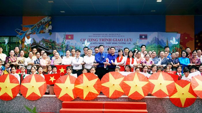 Đại biểu chụp ảnh lưu niệm tại chương trình giao lưu nghệ thuật “Giai điệu Hữu nghị - Hương sắc Việt - Lào”. Ảnh: B.Duy