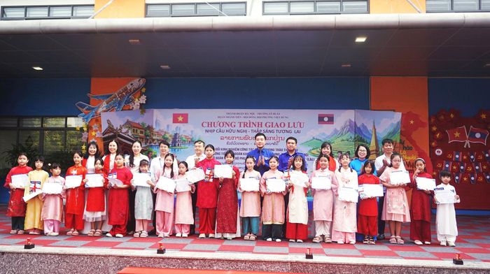Lãnh đạo Thành đoàn Viêng Chăn, Thành đoàn Hà Nội, UBND, Ủy ban MTTQ Việt Nam phường Việt Hưng chụp ảnh cùng các họa sĩ nhí đoạt giải cuộc thi vẽ tranh “Sắc màu Hữu nghị Việt - Lào”. Ảnh: B.Duy