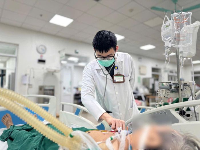 Theo dõi tiến triển của người bệnh. Ảnh: Thanh Nguyễn