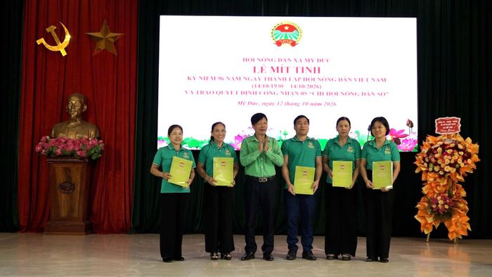 Chủ tịch Hội Nông dân xã Mỹ Đức Dương Văn Học trao quyết định công nhận "Chi hội nông dân số" cho các thôn. Ảnh: Biên Phạm