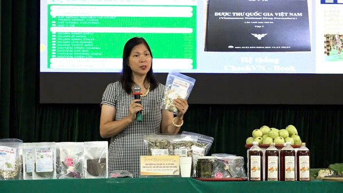 Bà Phạm Thị Lý, Giám đốc Trung tâm IDE truyền đạt nhiều nội dung bổ ích cho đại biểu tham dự. Ảnh: Biên Phạm