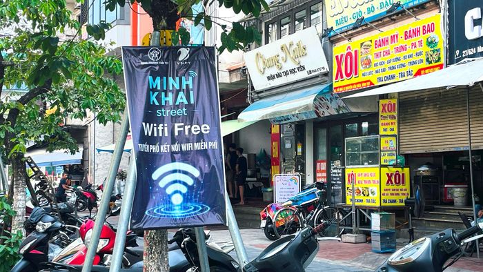 Phướn tuyên truyền, giới thiệu dịch vụ "Wifi free - Tuyến phố kết nối miễn phí" được bố trí trực quan tại các khu dân cư và hộ kinh doanh trên tuyến phố Minh Khai. Ảnh: Việt Thắng