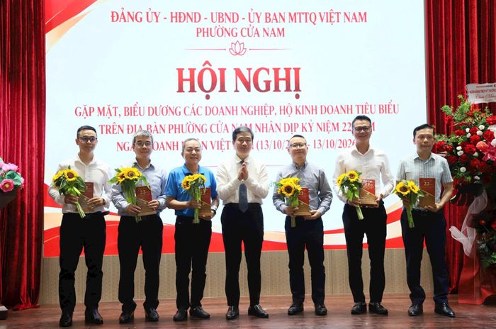 Phó Bí thư Thường trực Đảng ủy phường Cửa Nam Phạm Thị Thu Thủy (ảnh trên) và Chủ tịch UBND phường Nguyễn Quốc Hoàn chúc mừng các doanh nghiệp nhân kỷ niệm 22 năm Ngày Doanh nhân Việt Nam. Ảnh: PV