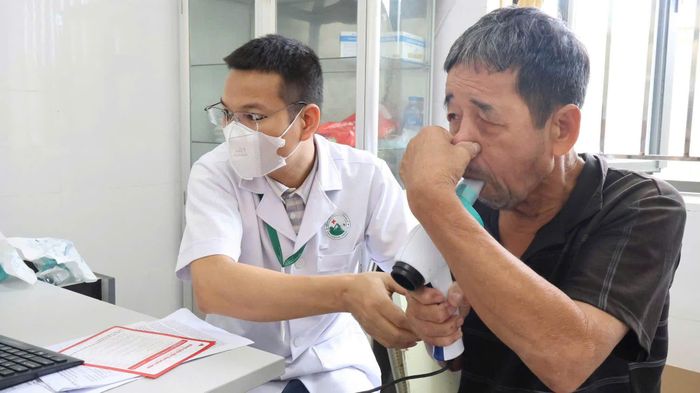 Hoạt động thăm khám của bác sĩ dành cho bệnh nhân. Ảnh: Văn Lập