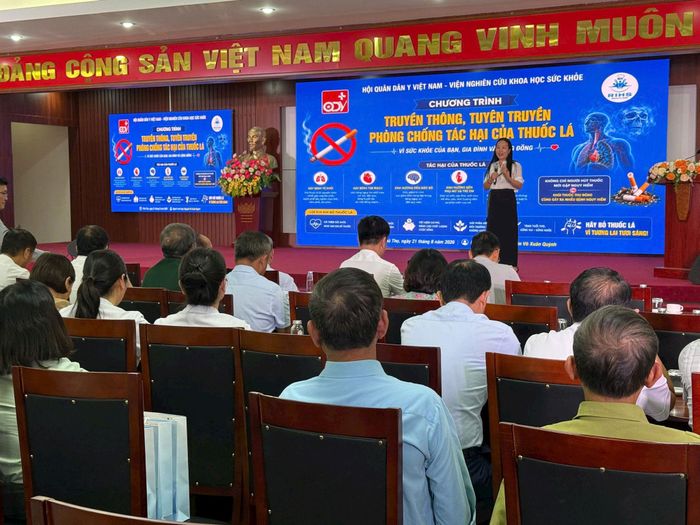 Quang cảnh một trong các chương trình truyền thông, tuyên truyền phòng chống tác hại của thuốc lá được tổ chức tại Bệnh viện đa khoa Ba Vì. Ảnh: Văn Lập