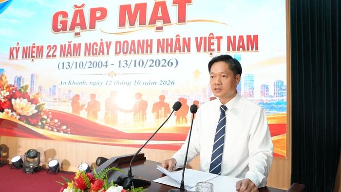 Bí thư Đảng ủy xã Phùng Bá Nhân phát biểu tại buổi gặp mặt. Ảnh: Phương Lan