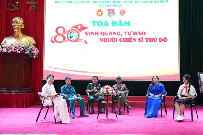 Xã Thanh Oai tổ chức chương trình tọa đàm với chủ đề “80 năm - Vinh quang, tự hào người chiến sĩ Thủ đô”. Ảnh: PV