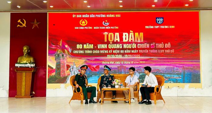 Trung tá Phạm Thành Long (ngoài cùng, bên trái) chia sẻ sự tiếp nối truyền thống của lực lượng vũ trang Thủ đô. Ảnh: Trần Oanh.