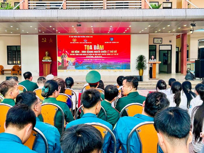 Phó Chủ tịch UBND phường Hoàng Mai Nguyễn Quỳnh Trang phát biểu tại tọa đàm. Ảnh: Trần Oanh.