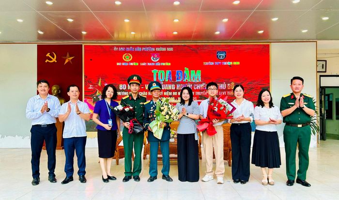Lãnh đạo phường Hoàng Mai và Ban Giám hiệu nhà trường tặng hoa chúc mừng các khách mời. Ảnh: Trần Oanh.
