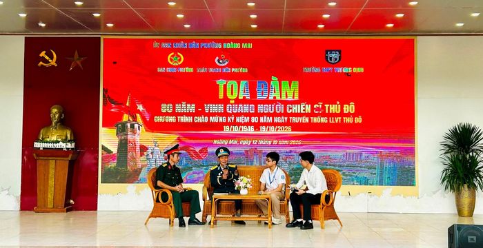Đại tá, Anh hùng LLVTND Đinh Thế Văn (thứ hai, từ trái sang) giao lưu tại chương trình. Ảnh: Trần Oanh.