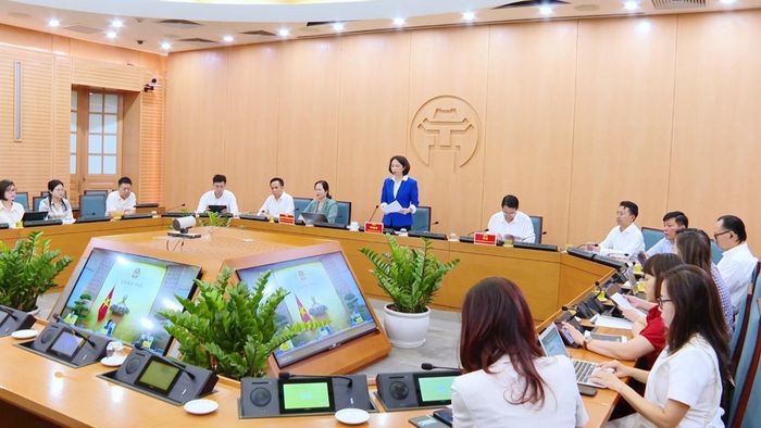 Phó Chủ tịch UBND thành phố Hà Nội Vũ Thu Hà báo cáo tại điểm cầu Hà Nội.