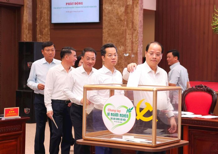 Các đại biểu tham gia ủng hộ Quỹ “Vì người nghèo” thành phố năm 2026. Ảnh: Quang Thái