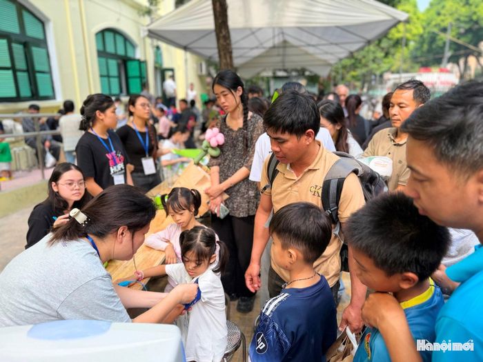Trẻ tham gia khám sàng lọc tại chương trình phẫu thuật nhân đạo. Ảnh: Thảo Hương