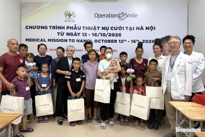 Những phần quà ý nghĩa, động viên tinh thần các bệnh nhi trong buổi khám sáng 12-10. Ảnh: Thảo Hương