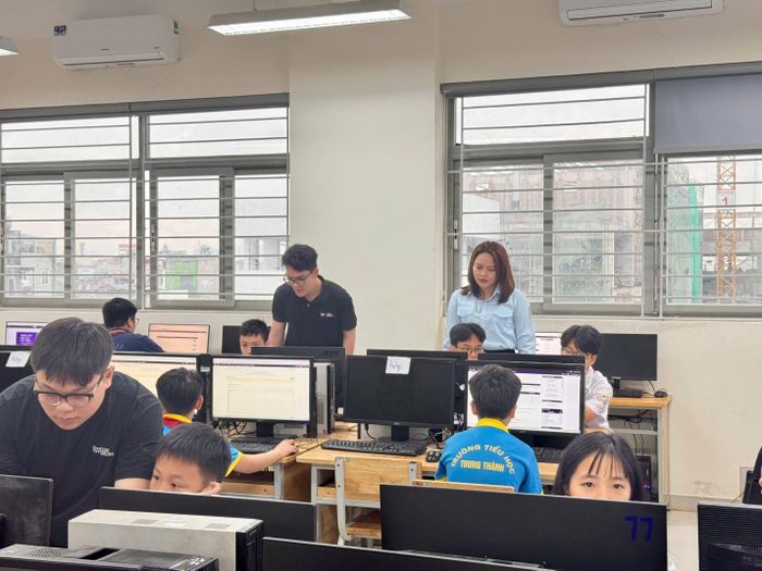 Bí thư Đoàn xã Gia Lâm Lê Thị Thùy Dương theo dõi, động viên học sinh tham gia Hội thi Tin học trẻ xã Gia Lâm lần thứ I năm 2026. Ảnh: Phạm Diệp