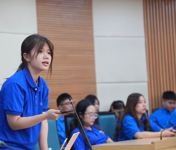 Đoàn viên nêu ý kiến tại Hội nghị đối thoại giữa Chủ tịch UBND xã Gia Lâm với thanh niên năm 2026. Ảnh: Phạm Diệp