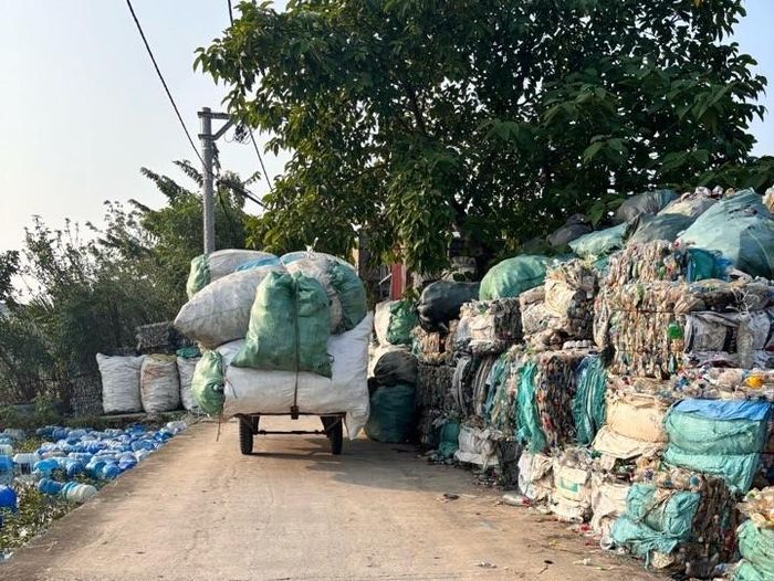 Xe chở phế liệu chắn hết lối đi lại của người dân. Ảnh: NDCC