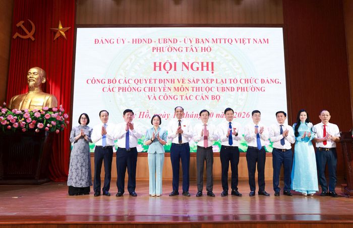 Phó Chủ tịch HĐND thành phố Phạm Thị Thanh Mai chụp ảnh cùng lãnh đạo, cán bộ phường Tây Hồ. Ảnh: Văn Tuyến