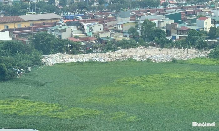 Trạc thải tràn mép hồ Đầm Đỗi. Ảnh: Vân Nhi