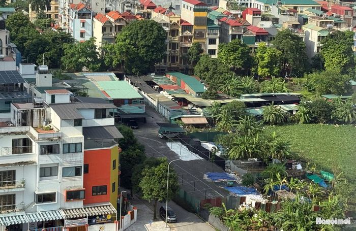 Các bãi xe mọc lên san sát méo hồ Đầm Đỗi. Ảnh: Vân Nhi
